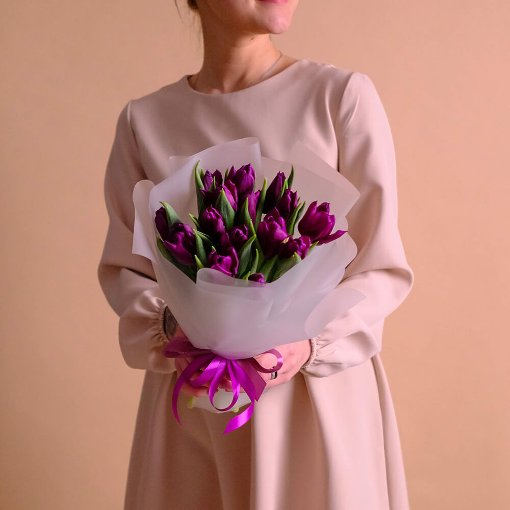 Букет 15 пурпурных тюльпанов "Таинство"
