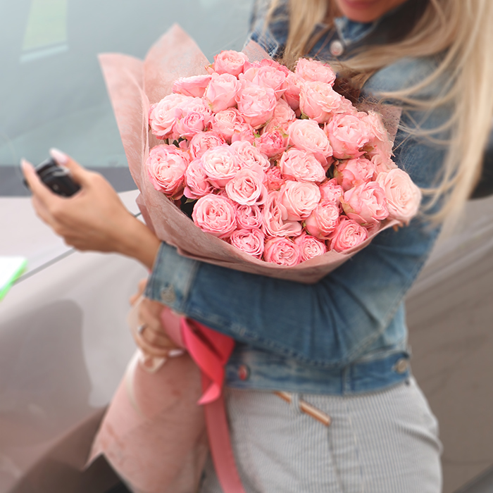 Розы кустовые пионовидные Madam Bombastic