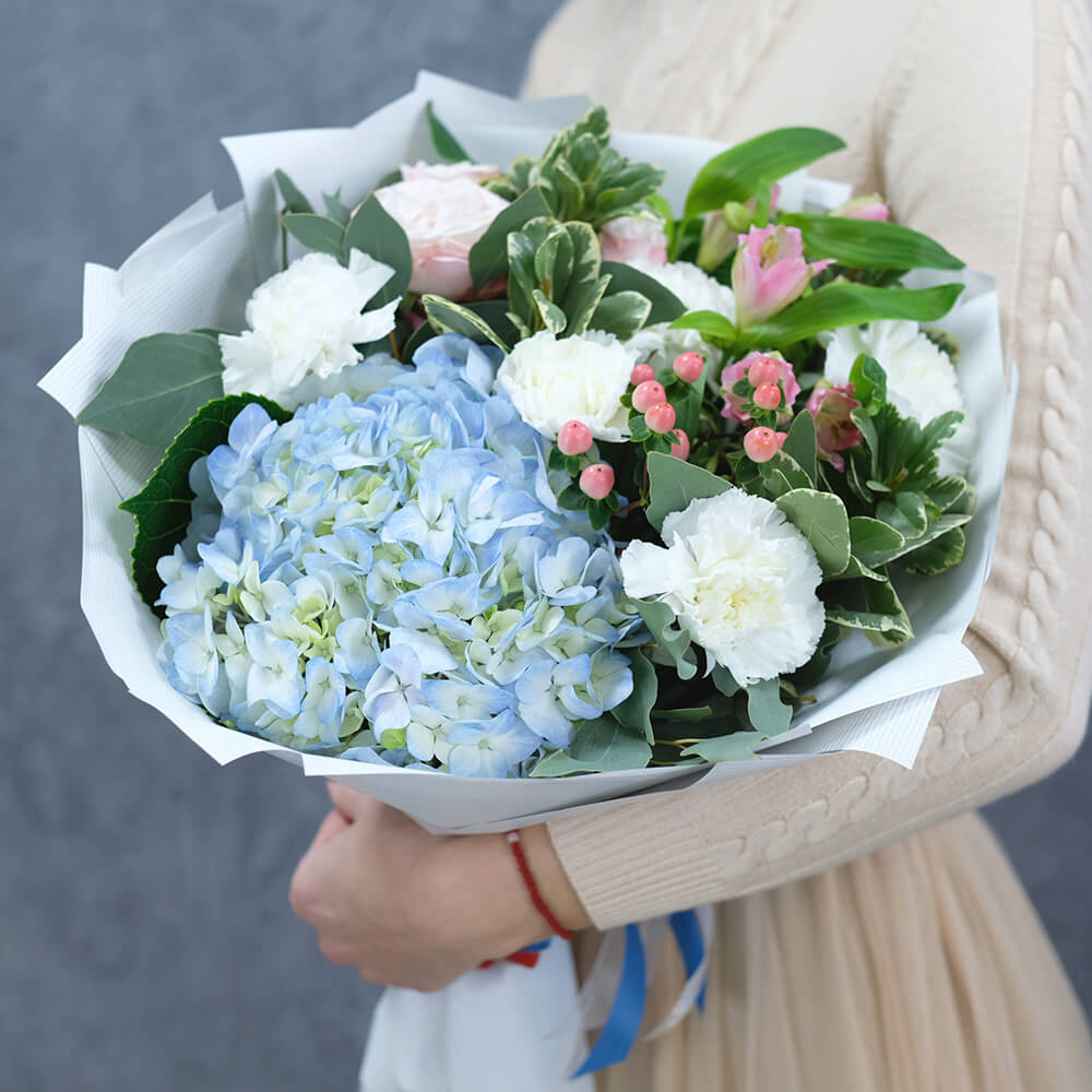 Букет с гортензией и пионовидными розами