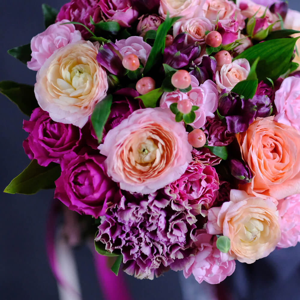 Букет невесты с пионовидными розами и ранункулюсами