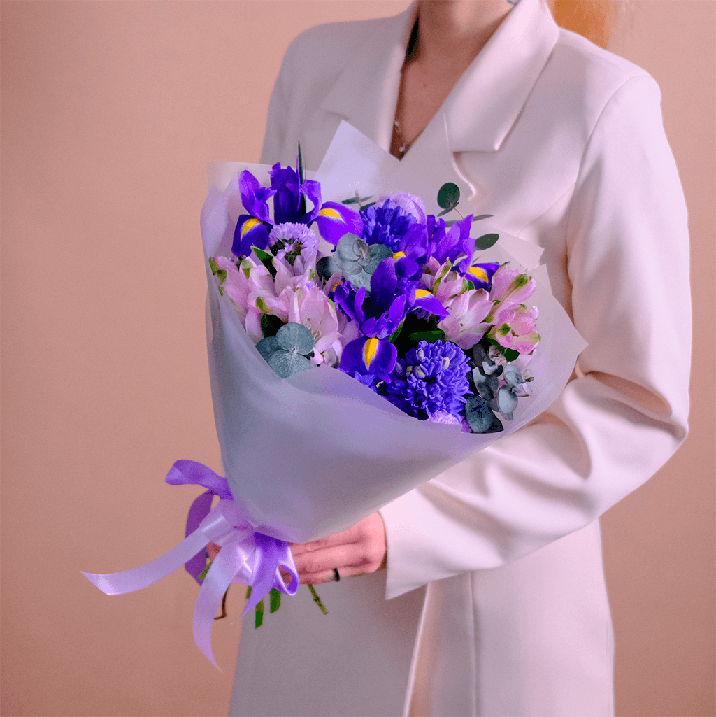 Весенний букет с ирисами и гиацинтами