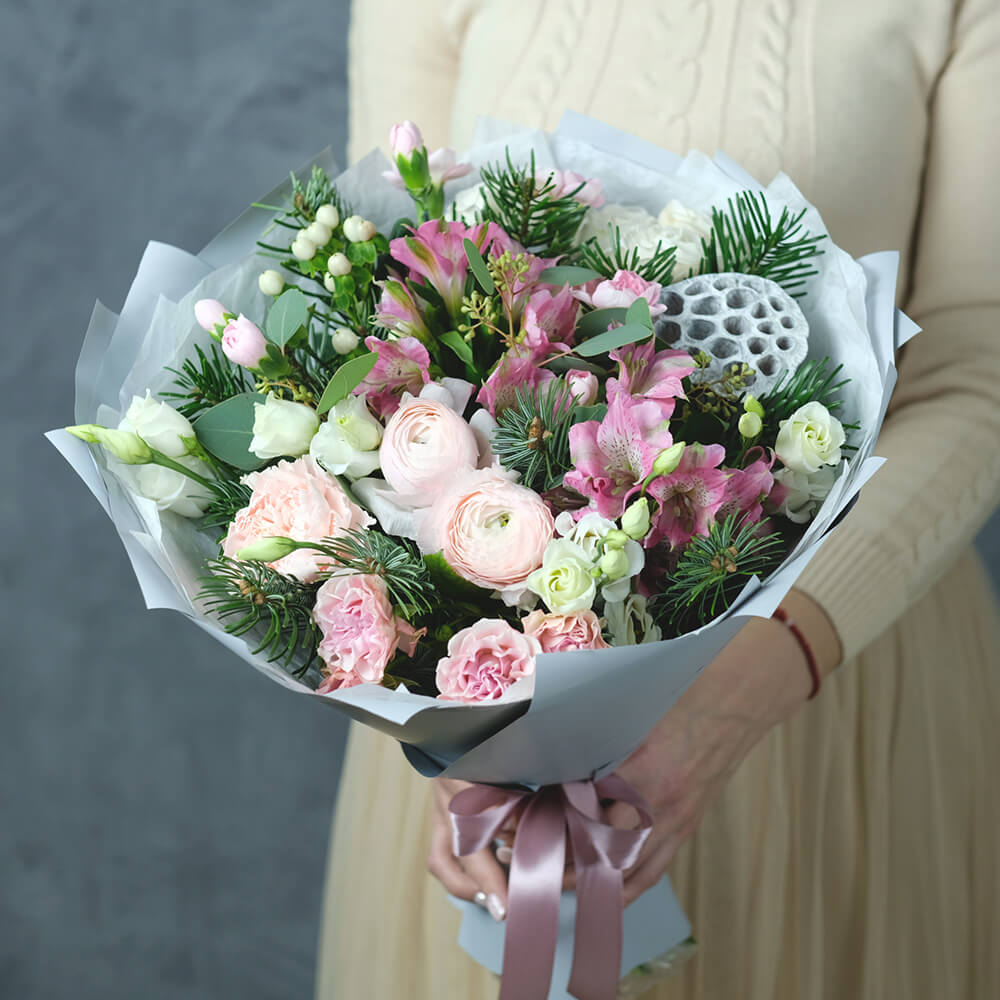 Букет с ранункулюсами &laquo;Фуэте&raquo;&lrm;