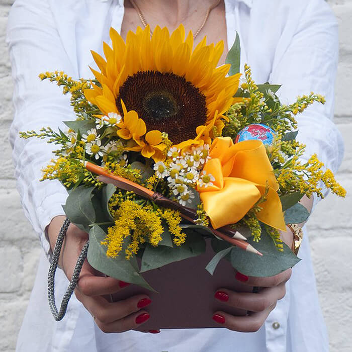 Композиция с подсолнухом &laquo;Школьная&raquo;