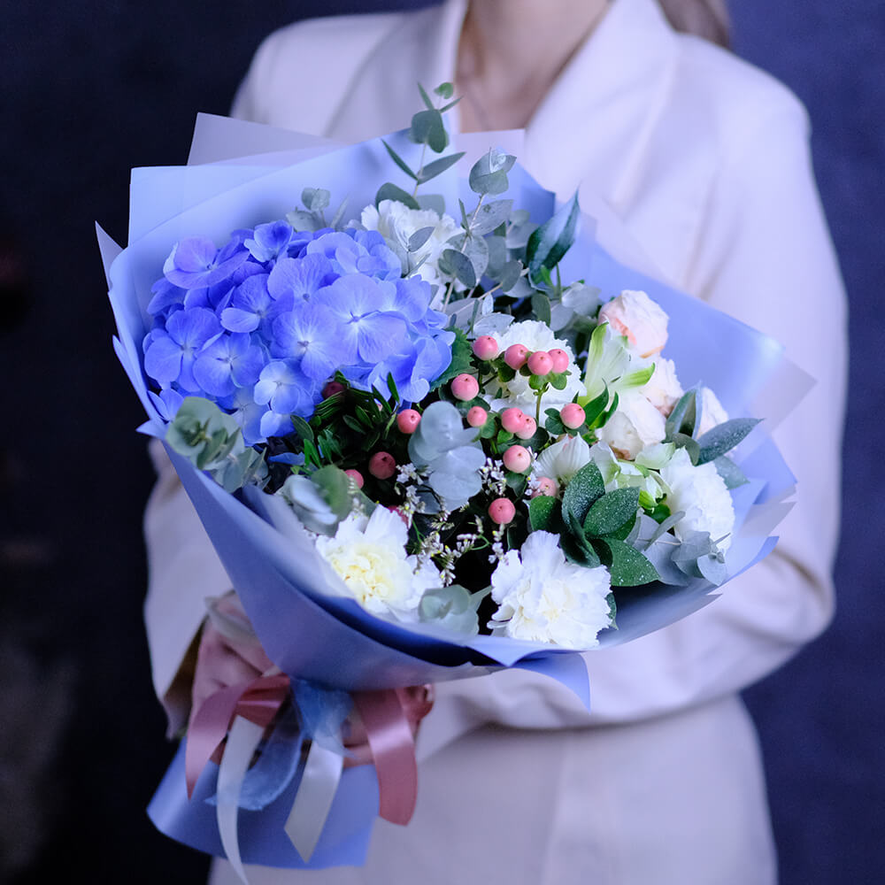 Нежный букет с гортензией и пионовидными розами