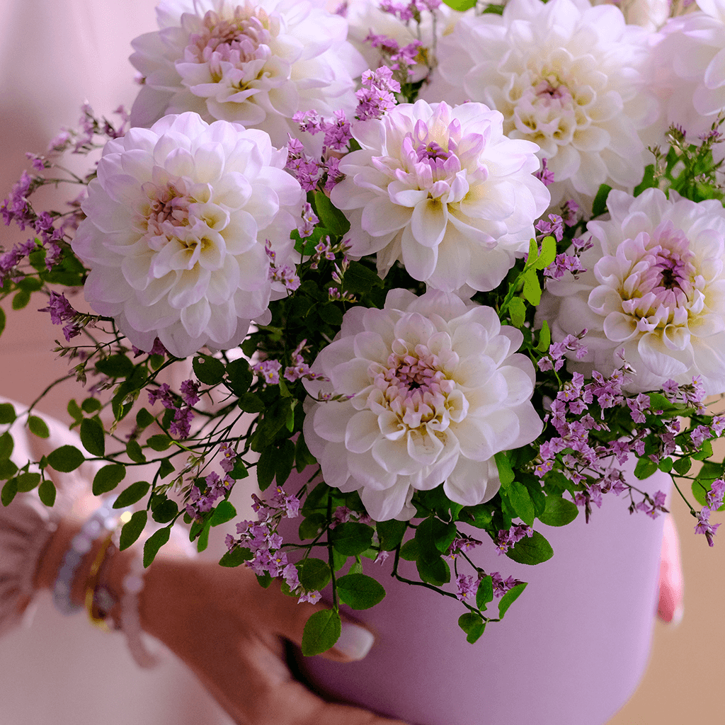 Букет цветов георгин в шляпной коробке