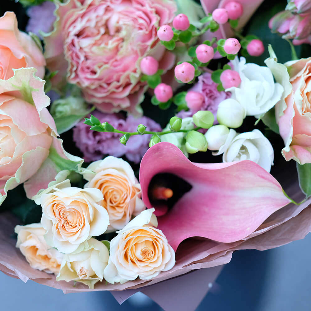 Букет с каллами и пионовидными розами &laquo;Луиза&raquo;