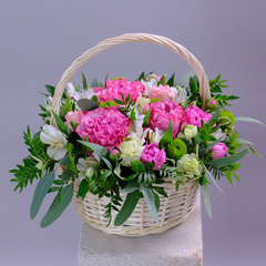 Композиция с пионовидными розами в корзине #109