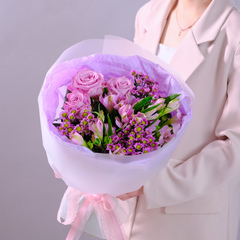 Комплимент с пионовидными розами "Мечтательное настроение"