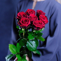 Букет высоких красных роз Red Naomi