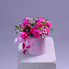 Композиция с кустовыми розами в шляпной коробке #994