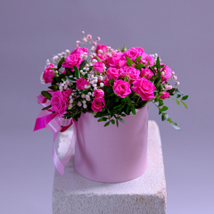 Композиция с кустовыми розами в шляпной коробке #995