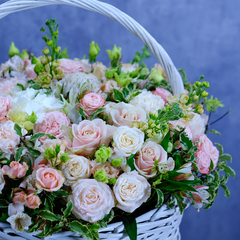 Корзина «Мимолетный каприз» с гортензией и пионовидными розами
