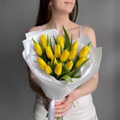 Букет желтых тюльпанов