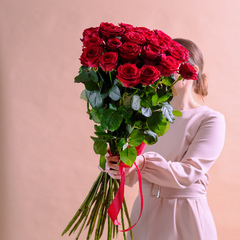 Букет 25 высоких красных роз