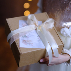 Коробка крафт с сиреневой атласной лентой