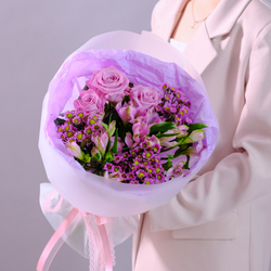 Комплимент с пионовидными розами "Мечтательное настроение"