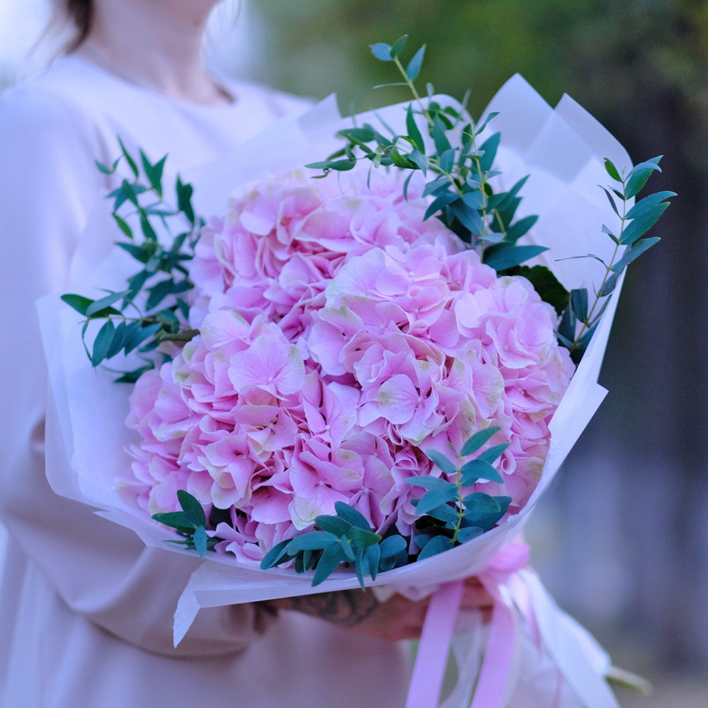 Купить нежный букет охапка розовых гортензий Пермь заказать онлайн с доставкой на дом курьер круглосуточно