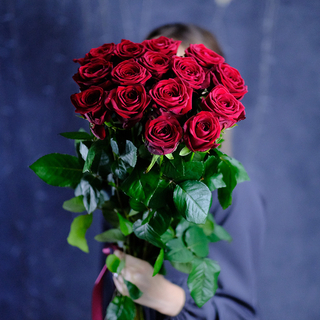 Букет высоких красных роз Red Naomi