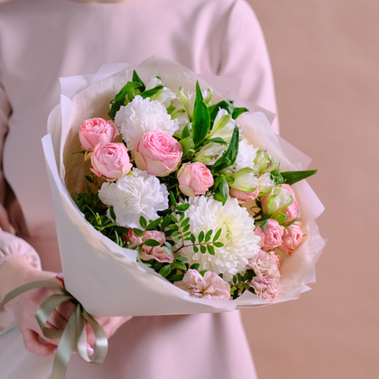 Нежный букет с премиум хризантемой и пионовидными розами #144