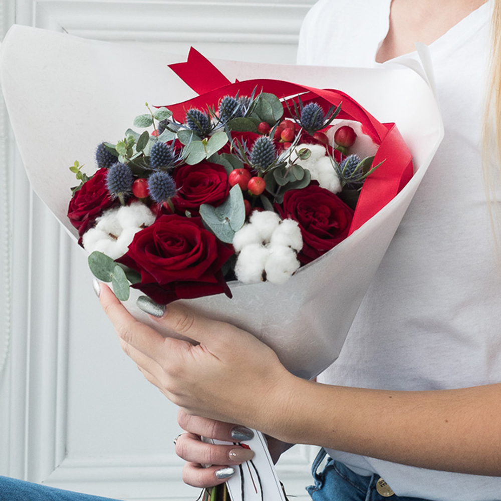 Купить оригинальный зимний букет с розами и сухоцветами хлопком в Перми