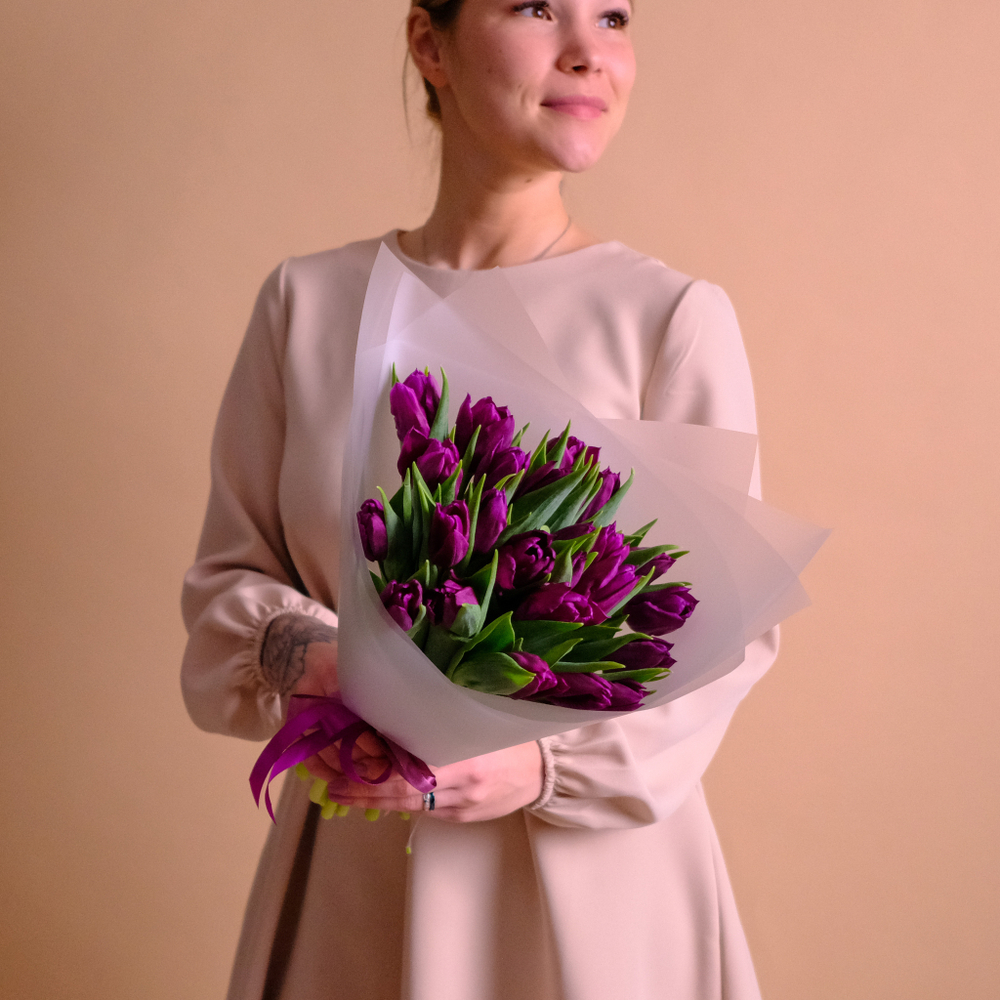 Букет 25 пурпурных тюльпанов «Таинство»