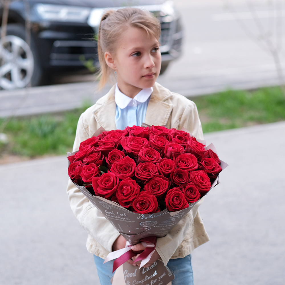 Букет 35 красных роз Red Naomi