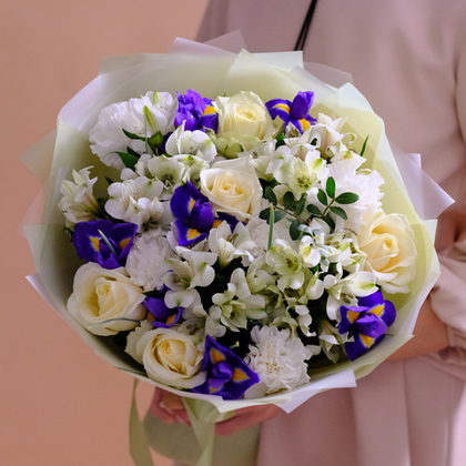 Нежный букет с белыми розами и ирисами #15
