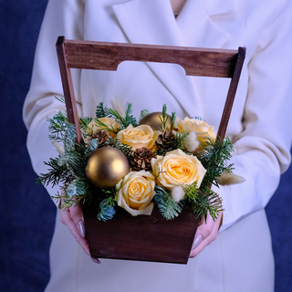 Букет в деревянном ящике