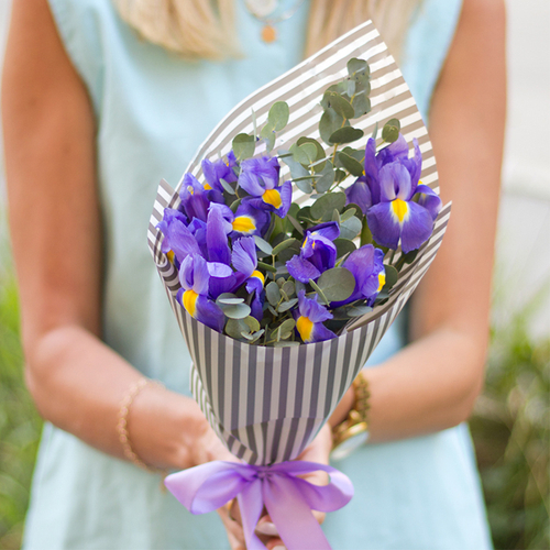 Купить Букет с ирисами «‎Чароит»