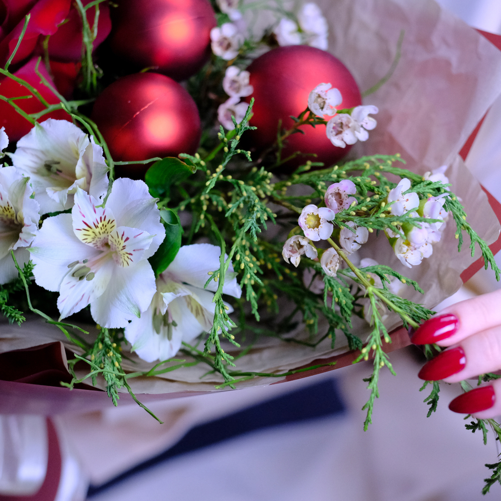 Яркий зимний букет с французской розой и хвойными #701