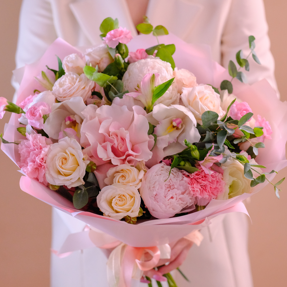 Нежный букет с пионами, французскими розами и ранункулюсами #158