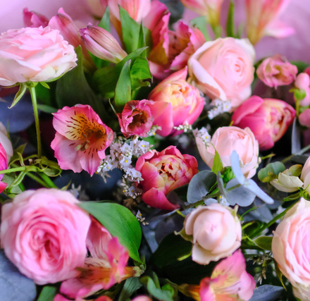 Букет #371 с пионовидными розами и тюльпанами