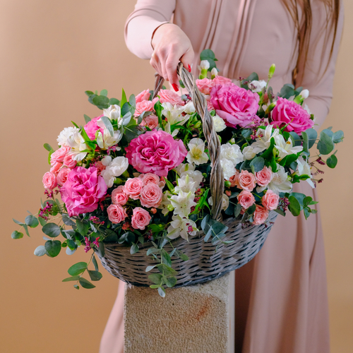 Купить Нежная композиция с пионовидными розами в плетенной корзине #242