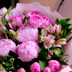 Букет с пионами и пионовидными розами #17