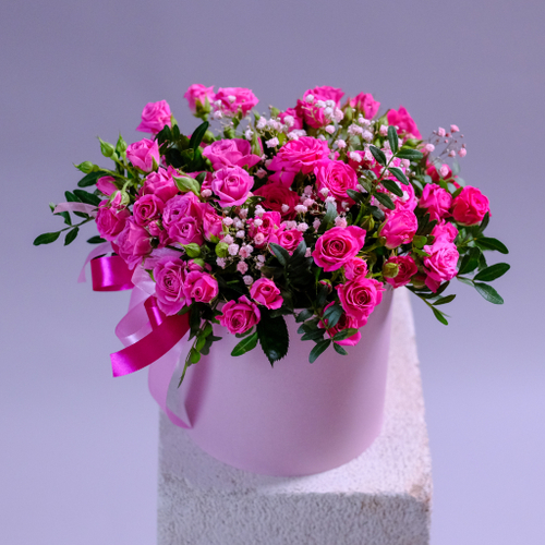 Купить Композиция с кустовыми розами в шляпной коробке #996