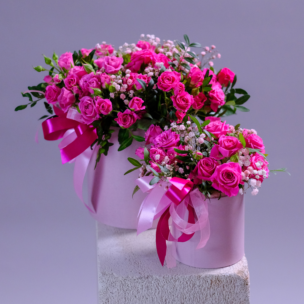 Композиция с кустовыми розами в шляпной коробке #996