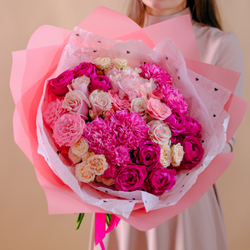 Яркий букет с пионовидными розами "Люблю"