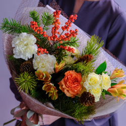 Нежный зимний букет с кремовыми розами