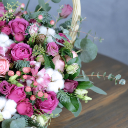 Корзина с пионовидными розами "Империя чувств"