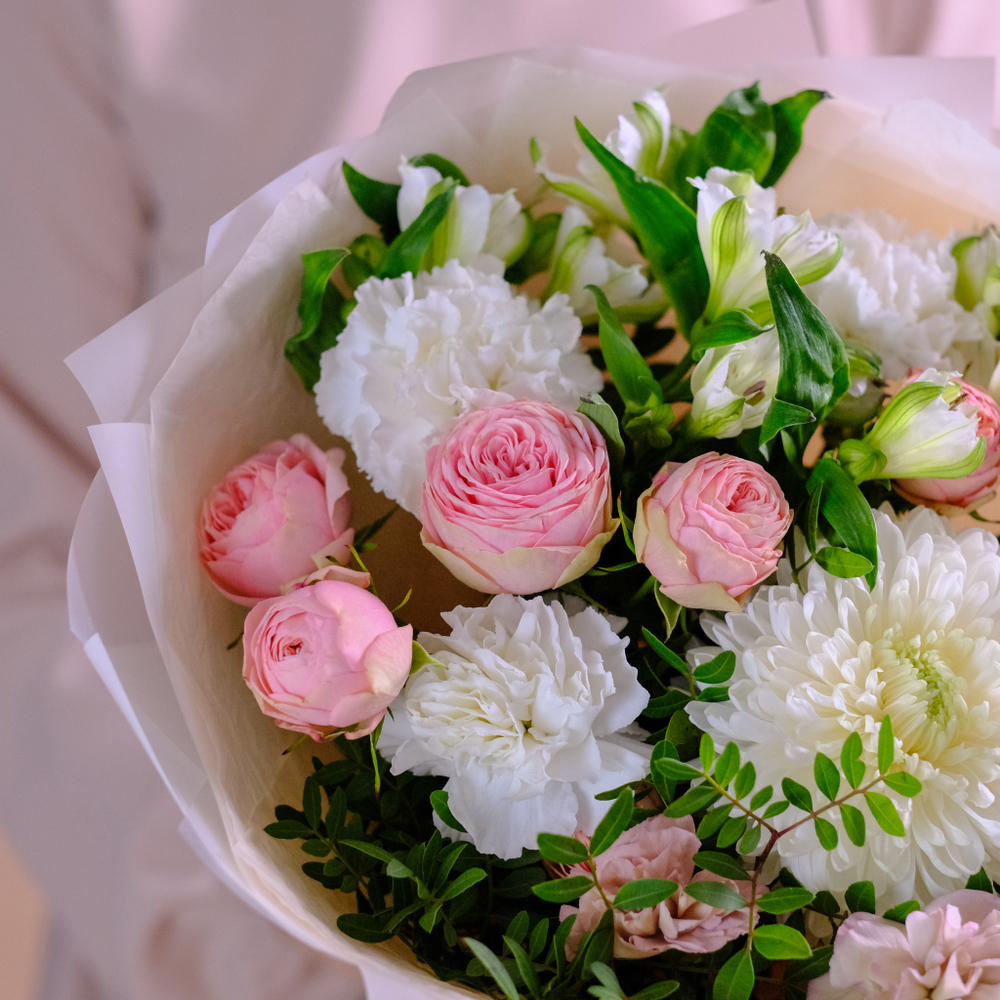 Нежный букет с премиум хризантемой и пионовидными розами #144
