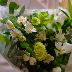 Нежный букет с лилией, розой Лимонад и белыми тюльпанами #177