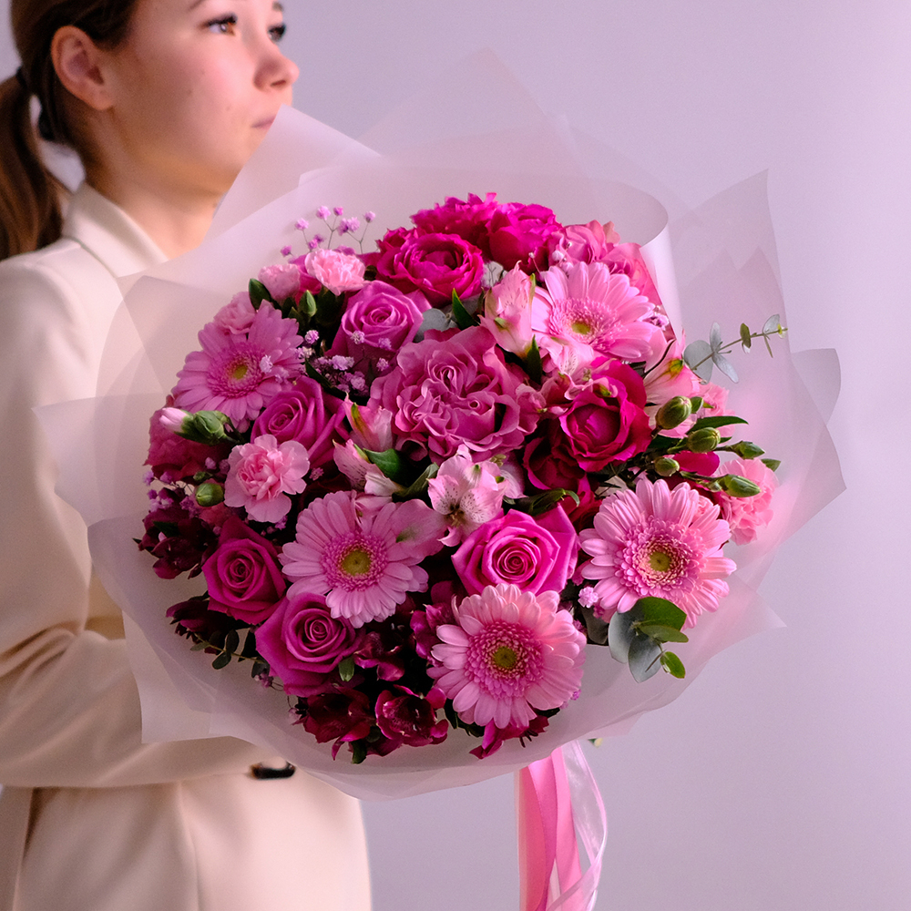 Яркий букет с герберами и пионовидными розами #746