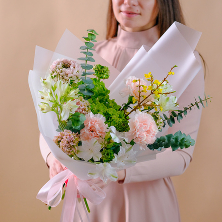 Нежный весенний букет и ранункулюсами