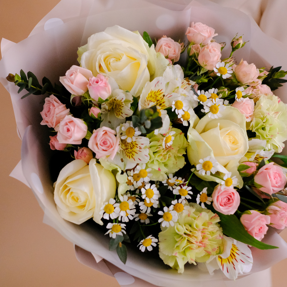 Нежный букет с белыми розами и ромашками #973