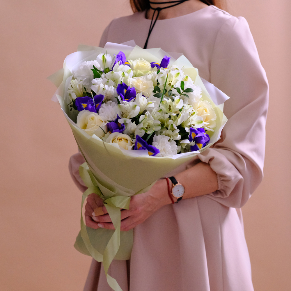 Нежный букет с белыми розами и ирисами #15