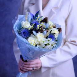 Зимний букет с белыми розами и ромашками #674