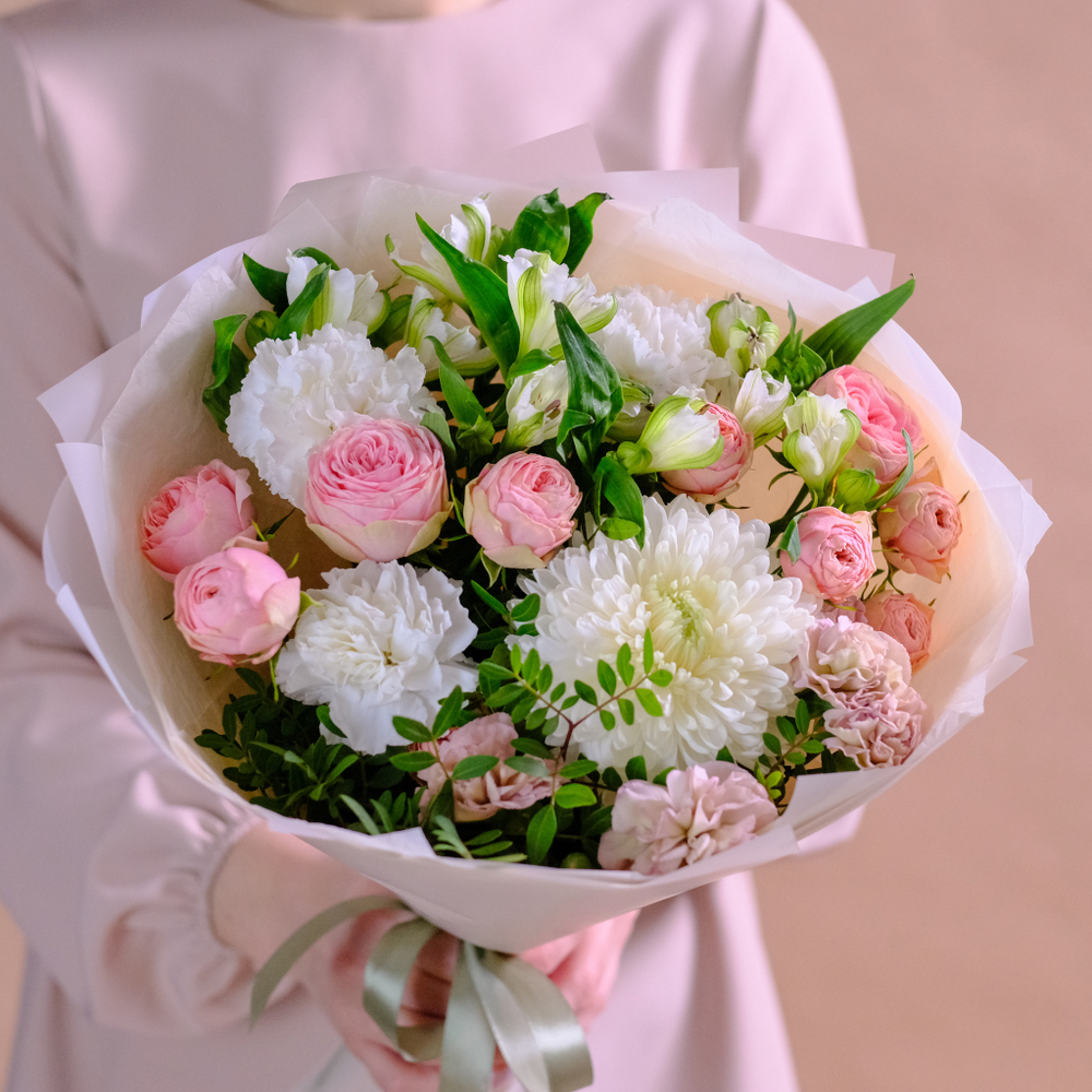 Нежный букет с премиум хризантемой и пионовидными розами #144