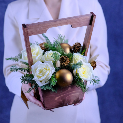 Купить Зимняя композиция с белыми розами #689