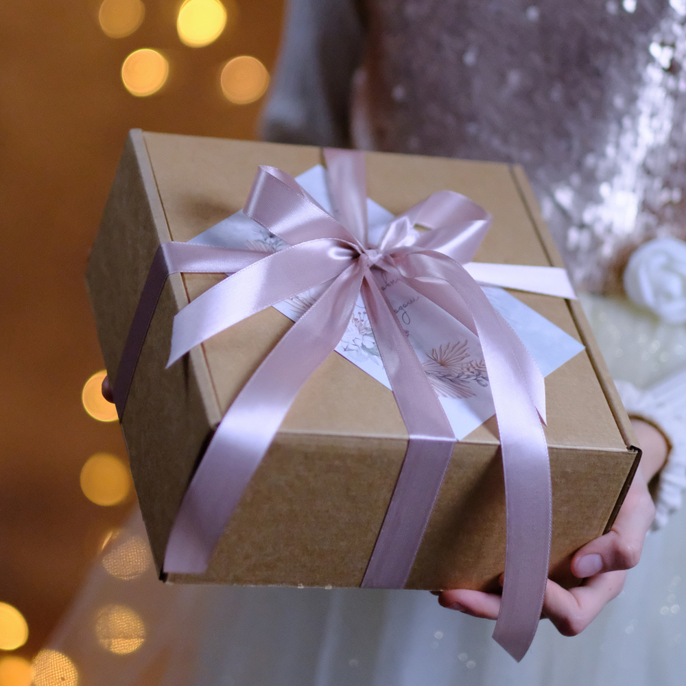 Коробка крафт с сиреневой атласной лентой