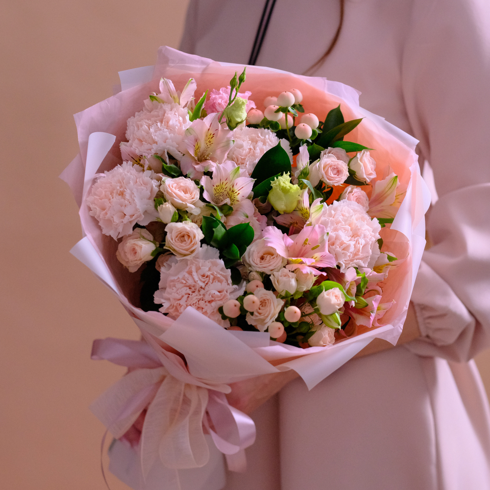 Нежный букет с кустовыми розами и диантусом #19